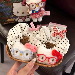 Scrunchie chấm bi kèm thú bông đeo kính – dễ thương, nổi bật, giá siêu rẻ