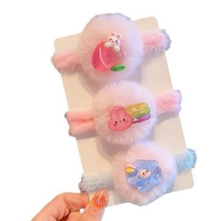 Scrunchie tai thỏ được làm từ lông mềm mịn, xù nhẹ, tạo cảm giác ấm áp và vô cùng đáng yêu. Thiết kế đặc trưng với đôi tai thỏ nhỏ nhắn gắn phía trên, giúp phụ kiện trở nên nổi bật và thu hút hơn.