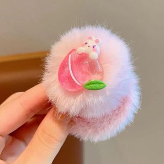 Scrunchie tai thỏ được làm từ lông mềm mịn, xù nhẹ, tạo cảm giác ấm áp và vô cùng đáng yêu. Thiết kế đặc trưng với đôi tai thỏ nhỏ nhắn gắn phía trên, giúp phụ kiện trở nên nổi bật và thu hút hơn.