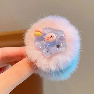 Scrunchie tai thỏ được làm từ lông mềm mịn, xù nhẹ, tạo cảm giác ấm áp và vô cùng đáng yêu. Thiết kế đặc trưng với đôi tai thỏ nhỏ nhắn gắn phía trên, giúp phụ kiện trở nên nổi bật và thu hút hơn.