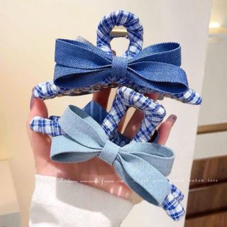 Kẹp càng cua nơ xanh caro – thanh lịch, chắc chắn, phù hợp mọi kiểu tóc