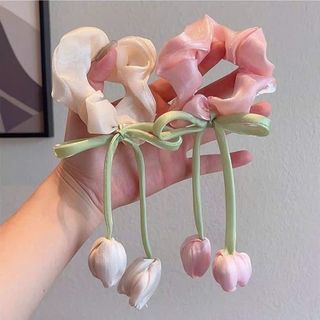 Scrunchie hoa tulip rủ siêu xinh với thiết kế độc