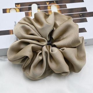 Scrunchie vải lụa màu nâu socola sang trọng