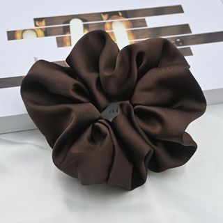 Scrunchie vải lụa màu nâu socola sang trọng