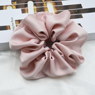 Scrunchie vải lụa màu nâu socola sang trọng