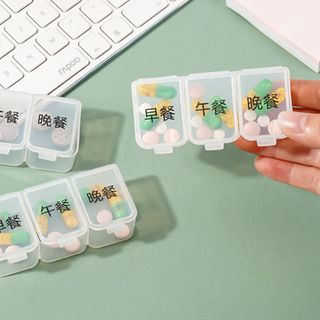 Hộp thuốc có bao bì riêng dành cho người cao tuổi, bao gồm lời nhắc uống thuốc ba lần một ngày (sáng, trưa và tối) A1732