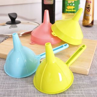 Phễu rót chất lỏng, dụng cụ rót chất lỏng dạng phễu nhựa đa năng nhiều màu sắc A1621