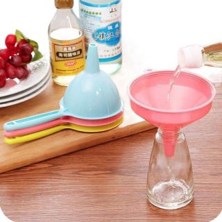 Phễu rót chất lỏng, dụng cụ rót chất lỏng dạng phễu nhựa đa năng nhiều màu sắc A1621