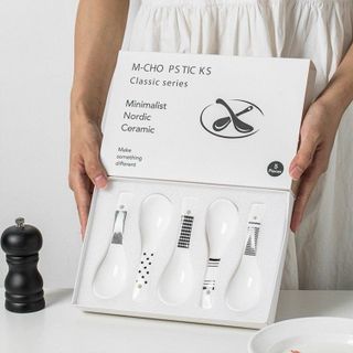 Hộp 5 Muỗng Sứ Ăn Cơm, Thìa Ăn Súp Hoạ Tiết Màu Trắng Đen phong Cách Hiện Đại A4443