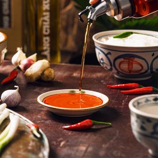 01 Bình rót một chạm CAO CẤP One Touch Open Làng chài xưa 500ml đựng nước mắm, nước tương