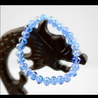 Vòng đeo pha lê xinh đẹp sang trọng chiếu lấp lánh