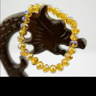 Vòng đeo pha lê xinh đẹp sang trọng chiếu lấp lánh