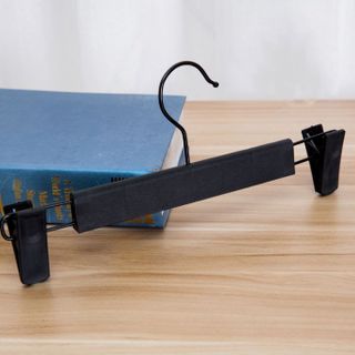 Giá treo quần bằng nhựa đen kẹp quần áo cửa hàng có kẹp móc treo đồ L0321