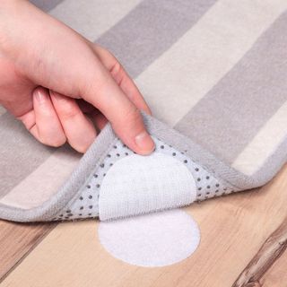 Miếng dán cố định thảm trải giường, khăn trải bàn, ghế sofa, keo dán không để lại dấu vết, chống trượt L1532