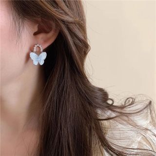 Bông tai đinh tán hoa bướm ngọc trai