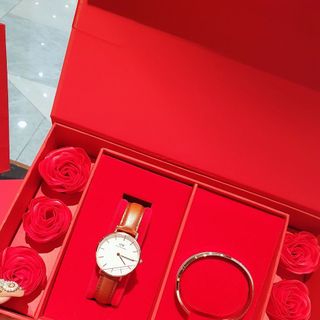 SET DANIEL HỘP ĐỎ HOA HỒNG DA PETITE VÀ CUFF