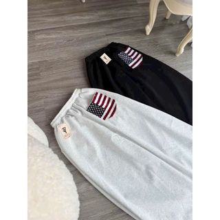 Quần Chất 2 Da Ống Rộng – Mềm Mịn, Thiết Kế Thời Trang với Logo In Nổi Ở Túi Sau