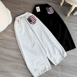 Quần Chất 2 Da Ống Rộng – Mềm Mịn, Thiết Kế Thời Trang với Logo In Nổi Ở Túi Sau