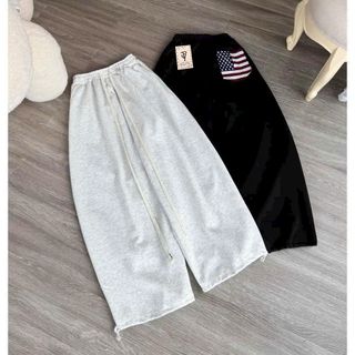 Quần Chất 2 Da Ống Rộng – Mềm Mịn, Thiết Kế Thời Trang với Logo In Nổi Ở Túi Sau