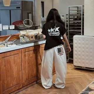 Quần Chất 2 Da Ống Rộng – Mềm Mịn, Thiết Kế Thời Trang với Logo In Nổi Ở Túi Sau