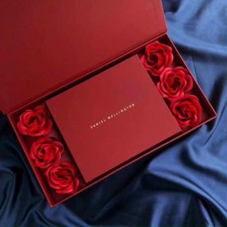 SET DANIEL HỘP ĐỎ HOA HỒNG LƯỚI PETITE VÀ CUFF