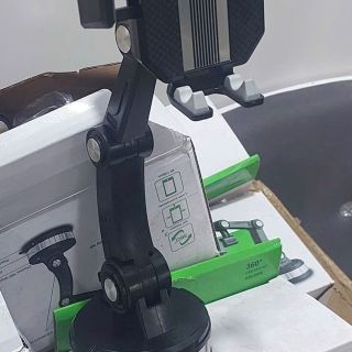 Giá đỡ điện thoại trên ô tô xoay 360
