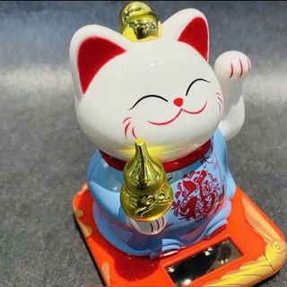 Mèo thần tài năng lượng mặt trời