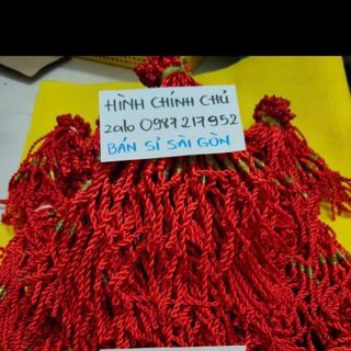 Vòng tay dây đỏ kèm mặt màu vàng