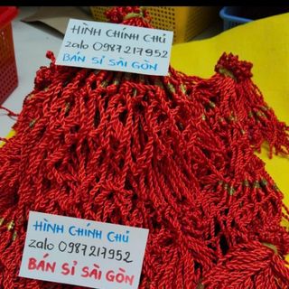 Vòng tay dây đỏ kèm mặt màu vàng