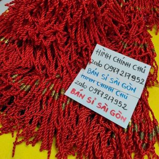 Vòng tay dây đỏ kèm mặt màu vàng