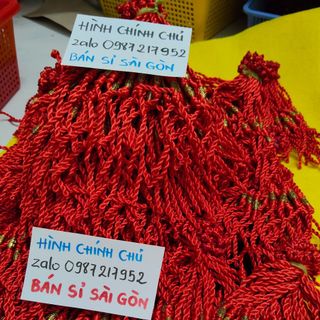 Vòng tay dây đỏ kèm mặt màu vàng