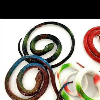 Rắn đồ chơi nè có nhiều màu nha