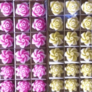 HOA SÁP 100 VIÊN HOA HỒNG GẮN NẾN