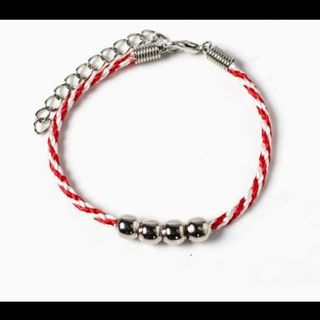 Vòng tay 2 màu đỏ trắng đẹp nha