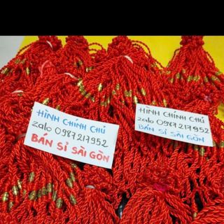 Dây đỏ đeo tay kèm mặt màu vàng mẫu mới nhất