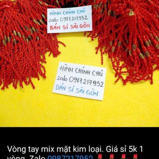 Dây đỏ đeo tay kèm mặt màu vàng mẫu mới nhất