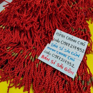 Dây đỏ đeo tay kèm mặt màu vàng mẫu mới nhất