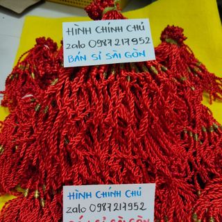 Dây đỏ đeo tay kèm mặt màu vàng mẫu mới nhất