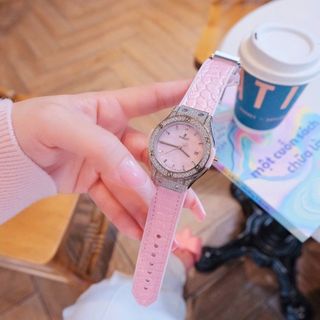 ĐỒNG HỒ NỮ CAO CẤP HULOT MÀU HỒNG NIỀNG HỘT FULL DÂY CAO SU BỌC DA