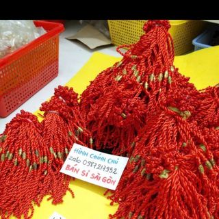 Dây đeo tay màu đỏ mix mặt kim loại màu vàng đẹp nha