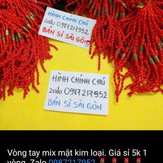 Dây đeo tay màu đỏ mix mặt kim loại màu vàng đẹp nha
