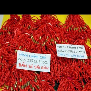 Dây đeo tay màu đỏ mix mặt kim loại màu vàng đẹp nha