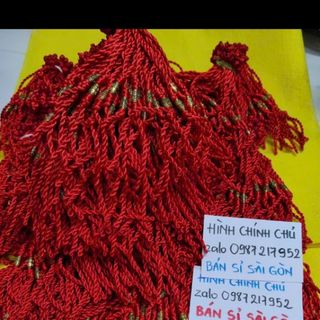 Dây đeo tay màu đỏ mix mặt kim loại màu vàng đẹp nha