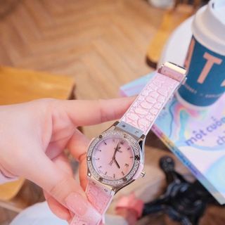 ĐỒNG HỒ NỮ CAO CẤP HULOT MÀU HỒNG 1 NIỀNG HỘT DÂY CAO SU BỌC DA