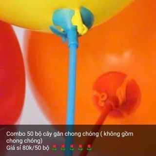 Cây gắn bong bóng nhiều màu sắc