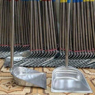 KY HỐT RÁC INOX CÁN DÀI CAO 70CM