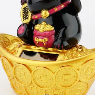 Chú Mèo May Mắn Ngồi Trên Thỏi Vàng