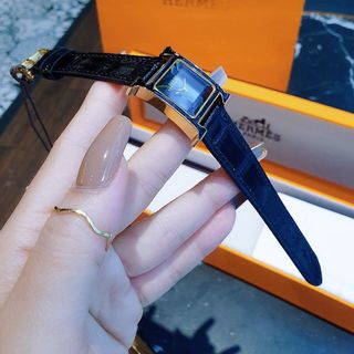 ĐỒNG HỒ NỮ CAO CẤP HERME DÂY DA FULL ĐEN NIỀNG VÀNG MẶT KÍNH KIM CƯƠNG