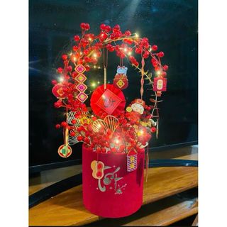 SET 2 TRỤ NHUNG ĐỎ CẮM HOA (18CM VÀ 16.5CM) ($)