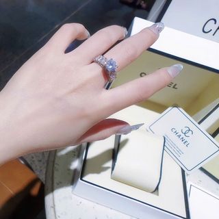 SĂN SALE ĐỒNG HỒ NỮ THỜI TRANG CHANEU MẶT VUÔNG DÂY XI VÀNG KẾT NGỌC TRAI